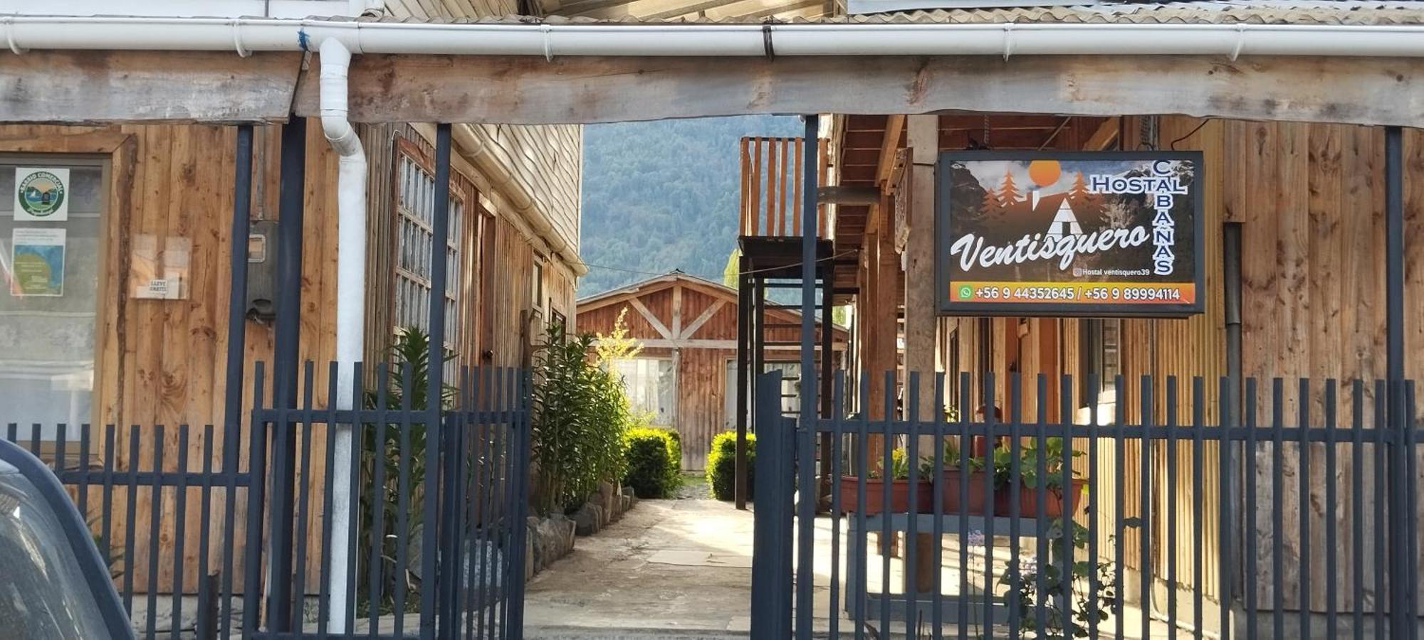 Hostal Y Cabanas Ventisquero Puerto Puyuguapi Bagian luar foto